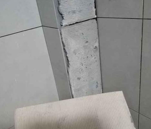 海原瓷砖空鼓维修公司分享下厨房瓷砖脱落的补救措施。